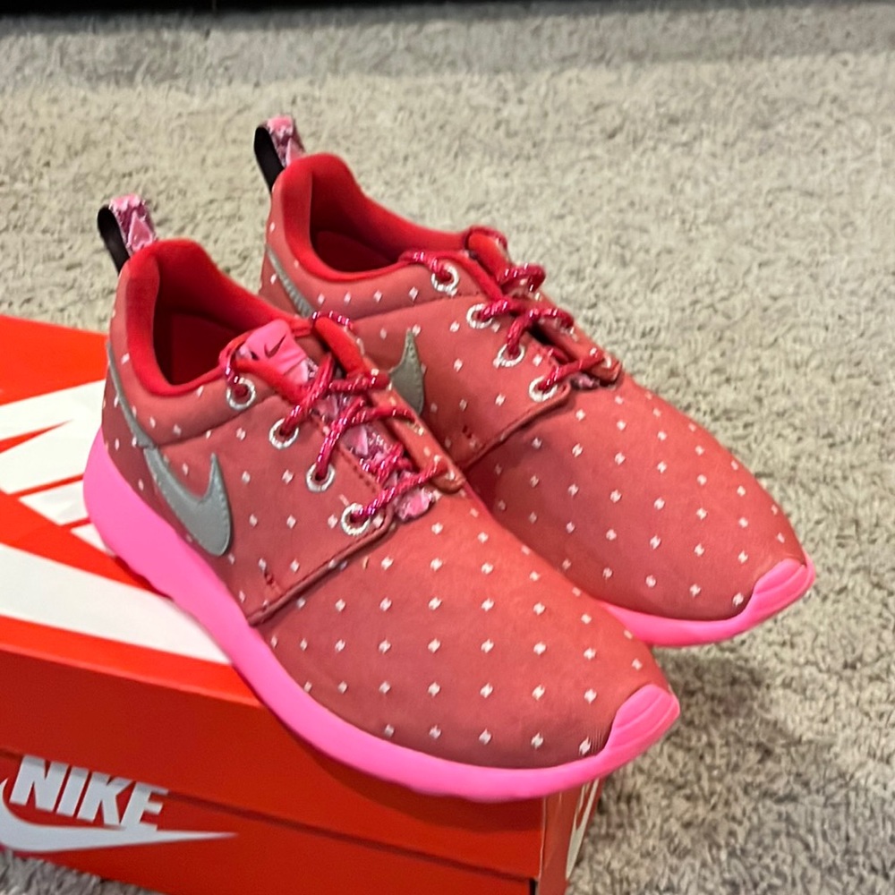 Nike Rosherun Print Valentines Day heart shoes sneakers 677784 606 girls youth